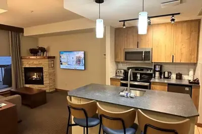 Image de Studio à aire ouverte + cheminée | 2 bains à remous sur place!