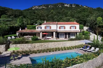 Villa provençale située dans un cadre serein avec vue panoramique, pour 11 personnes