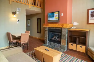 Image de Condo spacieux avec balcon | Piscines et Sauna de style Grotto!