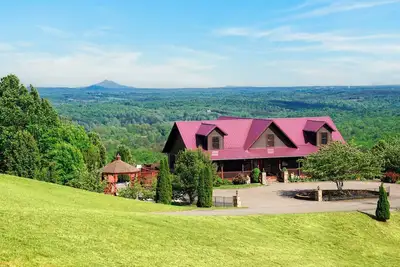 Image de Réservez votre séjour! Recevez une dégustation / visite gratuite du vin au Shelton Vineyard
