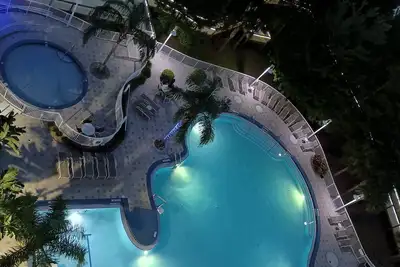 Image de RÉDUCTION ** 10 Au 11 Mai, 20-21, 29-30 $ * 71 $ / N * 1 Lit 2 Bths Ste * Vue Piscine * 4 Mille Disne