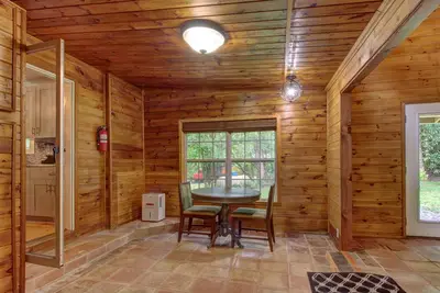 Image de Cabine isolée avec vue sur la forêt, grande cour arrière et balcon!