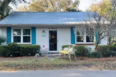 Image de Emplacement Parfait. . 4 pâtés de maisons de la plage et des restaurants / bas taux d'automne et d'hiver