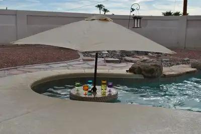 Image de maison de piscine de style exécutif plus récente avec parking facile pour les bateaux