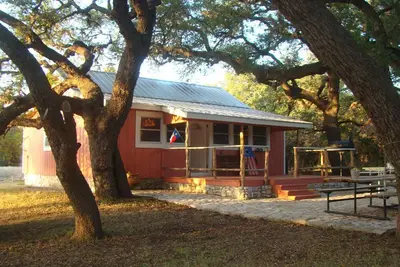 Image de Cabane isolée et ombragée au bord de la rivière