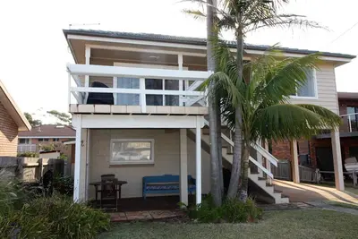 Image de Ocean's 13 offre des aperçus d'eau et une cour arrière entièrement clôturée et sécuritaire pour les enfants.