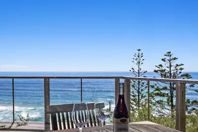 Image de Sea La Vie a une vue imprenable sur la plage Inyadda et un pont couvert.