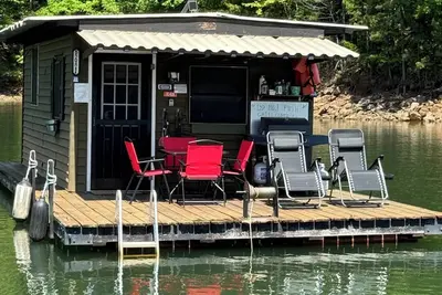 Image de Hangar à bateaux accessible uniquement par bateau. canoë / kayak