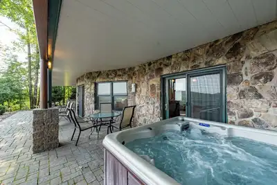 Image de Mountain View Lodge - Accueil avec accès au lac avec foyer, bain à remous et superbe vue