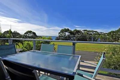 Image de Lagava est idéalement situé en face de la réserve riveraine de Washerwomans et peut accueillir 6