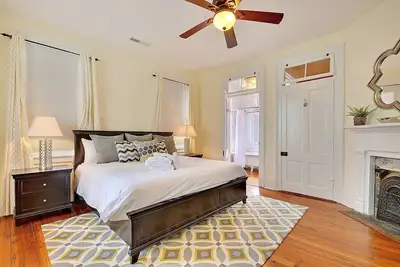 Image de The Promenade (Centre-ville historique) - Récemment rénové: 3 chambres à coucher, 2 rues de King Street!