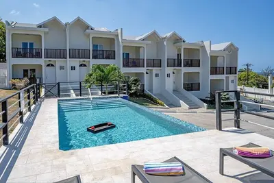 Image de Hospitalityexpert 2br Townhouse #1, MoBay, Sleeps 6 - Pool, Beach & Private Chef