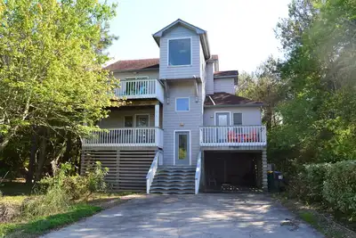 Image de Beach Oasis. Minutes à la plage privée. Bassin. Jacuzzi. Foosball. Proche des magasins / restaurants. Wifi