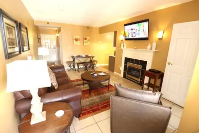 Image de Condo Idéal pour 2 couples ou une famille à pied de la piscine Wifi Town Mountain View