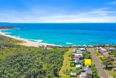 Image de Inyadda Beach Retreat accède à la plage par un sentier de brousse dégagé. Animaux acceptés