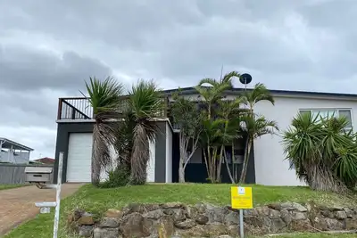 Image de Manyana Views a une vue spectaculaire sur l'île verte et peut accueillir 10 personnes.
