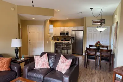 Image de Unité fermée entièrement rénovée avec de grandes terrasses, 3 piscines, bains à remous, tennis.