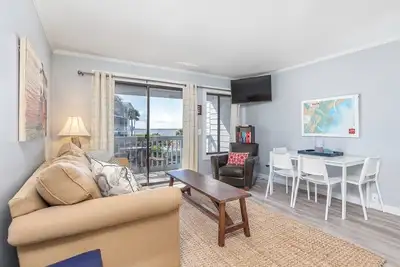 Image de Balcon privé avec vue sur la baie, Steps To Beach, piscine communautaire