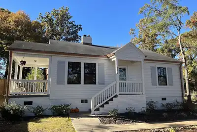 Image de Cute1100sf bungalow entièrement rénové à 3 km du centre-ville de Greenville