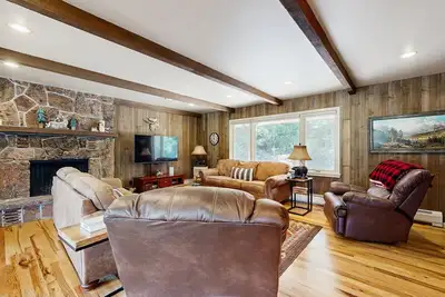 Image de Nouvelle Liste! Chalet confortable avec terrain de golf, vue sur la montagne