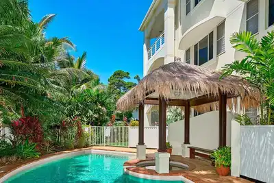 Suite de luxe à deux chambres avec une vue spectaculaire sur le front de mer depuis votre propre terrasse