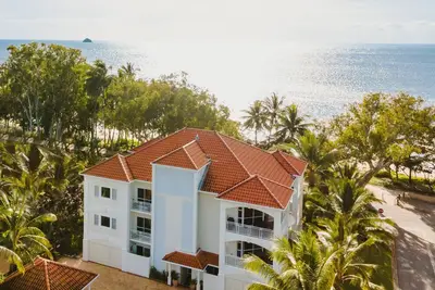 Appartement de luxe à deux chambres. avec des vues spectaculaires sur la plage depuis votre propre terrasse