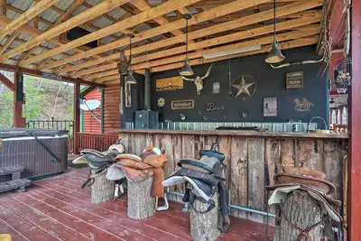 Image de Lavish Sevierville Cabin w / Hot Tub & Theatre!