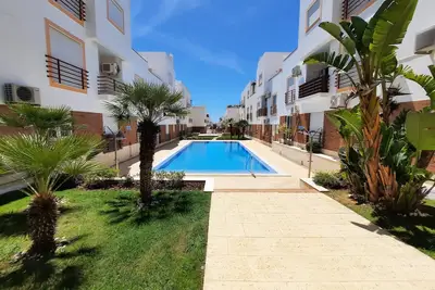 Image de Spacieux appartement de 2 chambres avec air conditionné, piscine, très proche de la plage.