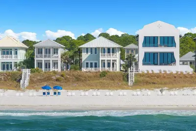 Image de Eau Naturale - Gulf Front, service de plage gratuit, piscine communautaire, terrain de basket!