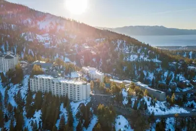 Image de Super endroit! Condo calme et spacieux avec piscine, accès au bain à remous