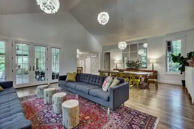 Image de Localisation Parfaite-True Walk To Town! Nouvelle location!