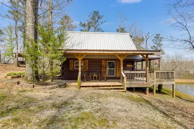 Image de Log Cabin Retreat à 10 min de Rome en Géorgie! À 5 min de Cave Spring Georgia!