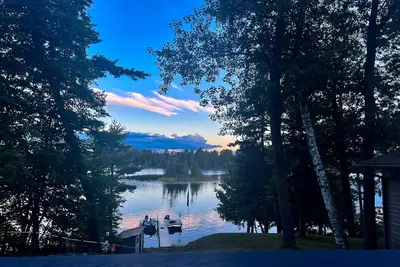 Image de Vue de l'île sur le lac Birch Deux maisons