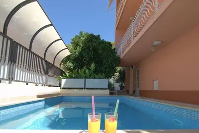 Image de élégant appartement avec piscine