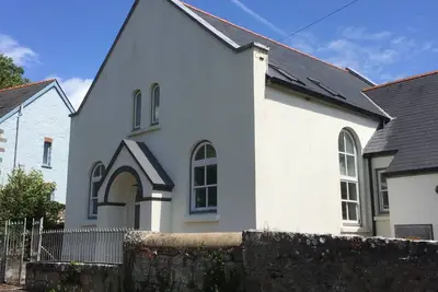 Image de Chapelle offrant une expérience de vacances unique à Pembrokeshire