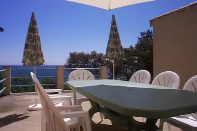 Image de Villa face Ă la mer, emplacement de rĂŞve.