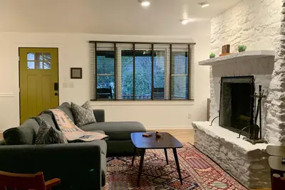 Image de En Ville! 2 pâtés de maisons de la rue Main. 2 chambres. Wifi gratuit. 6 couchages.