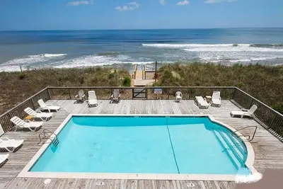 Image de Vue sur l'océan, piscine en bord de mer et accès direct à la plage!