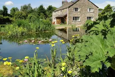 Image de Cottage de ferme charmant et confortable dans un cadre de jardin spectaculaire