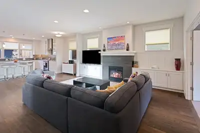 Image de Hillside Haven - Emplacement parfait sur le côté ouest de Bend, nouveau et moderne, léger, lumineux et luxueux