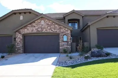 Image de Retraite Magnifique, Spa PRIVÉ, 4bed, 3. 5bath, garage 2 voitures