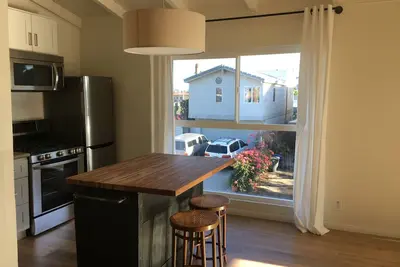 Image de Mid Century Beach Studio, Love Shack, entièrement rénové, à l'étage, vue