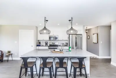 Image de SÉRÉNITÉ Sur Simcoe - Towne Bungalow ENTIÈREMENT RÉNOVÉ