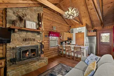 Image de Véritable cabane en rondins à Branson Woods - Emplacement incroyable, bain à remous, piscine intérieure - 153