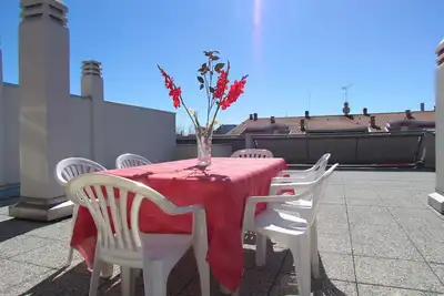 Grenier coloré avec grande terrasse - Beahost