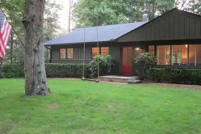 Image de Deux Blocs De Main St. ! 5 Bdrm / 3 Ba, WiFi. Hd.