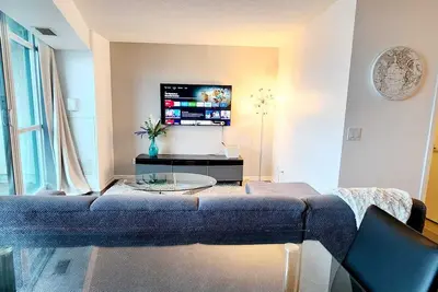 Image de Lakefront living Downtown Toronto avec parking