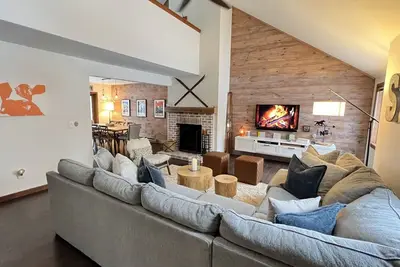 Image de Mount Snow Basecamp Townhouse + Loft rustique moderne avec 3 chambres. Idéal pour 2 familles