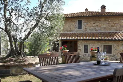 Votre maison panoramique en Toscane entre vignes et oliveraies.