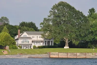 Image de Maison de luxe sur le lac Champlain, avec piscine, bain à remous, kayaks et bien plus